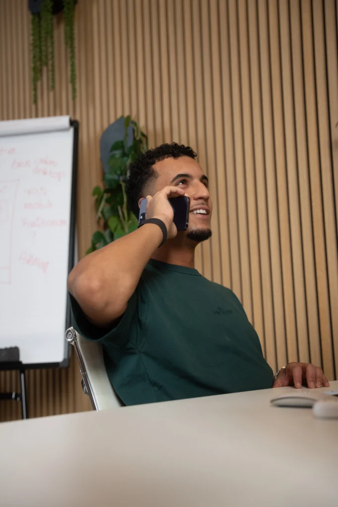 Collega belt lachend met een klant