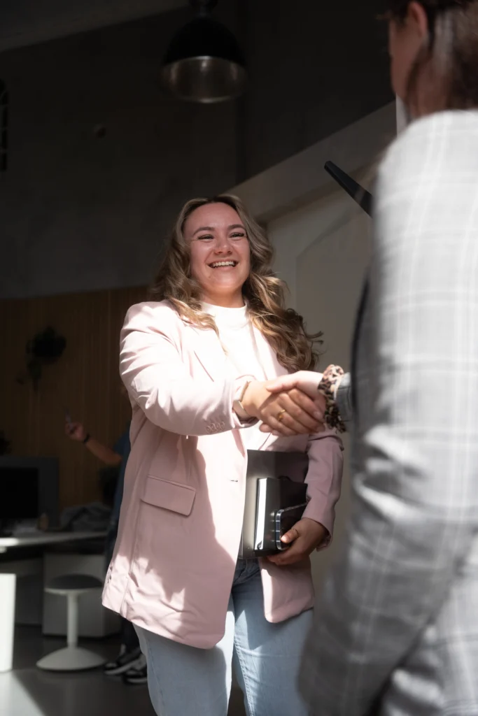 Collega begroet een klant met een handdruk