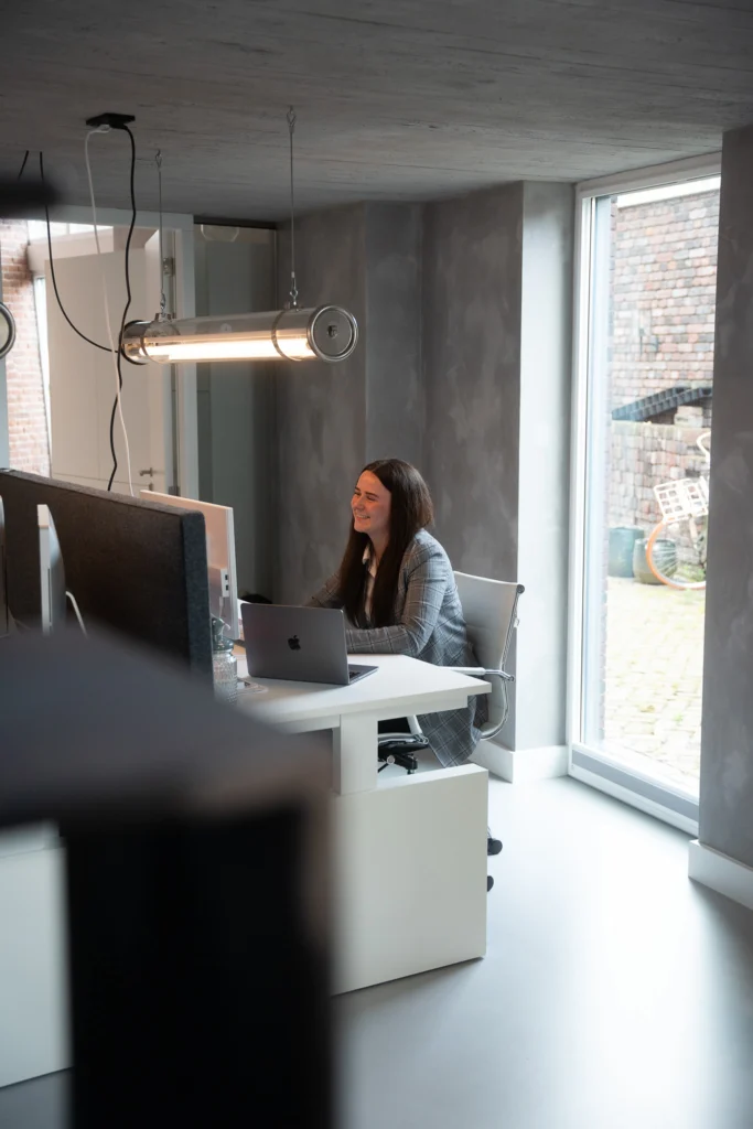 Collega aan het werk in het kantoor van Innovatie Media