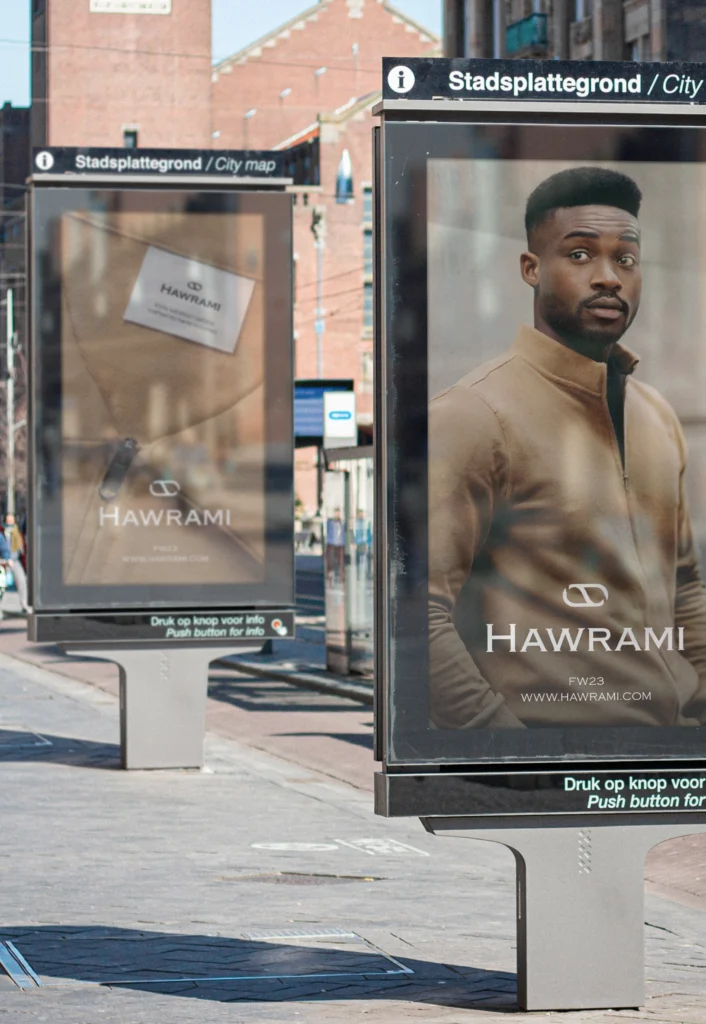 Abri's met campagneposters in de stad