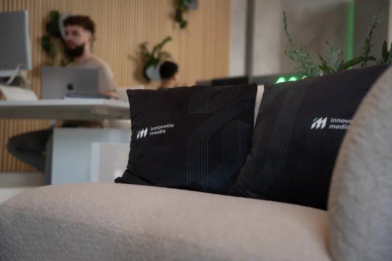 Bank met kussens met het Innovatie Media logo