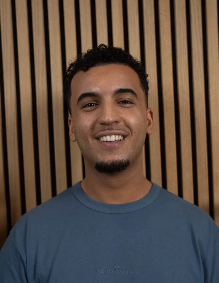 Portret van een lachende collega voor de houten wand