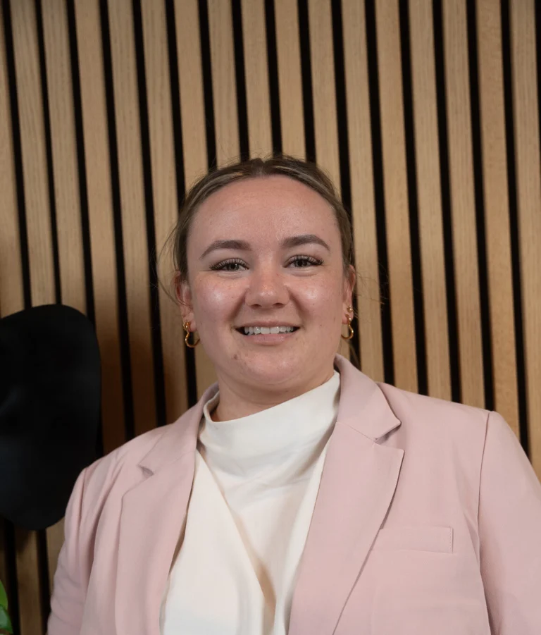 Portret van een collega in een roze colbert