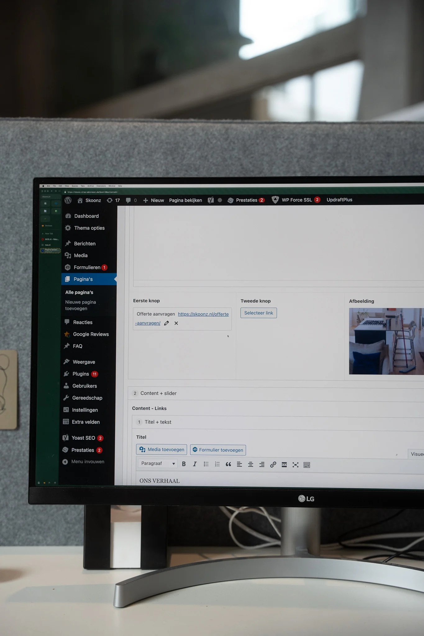 Monitor met de beheeromgeving van een webshop
